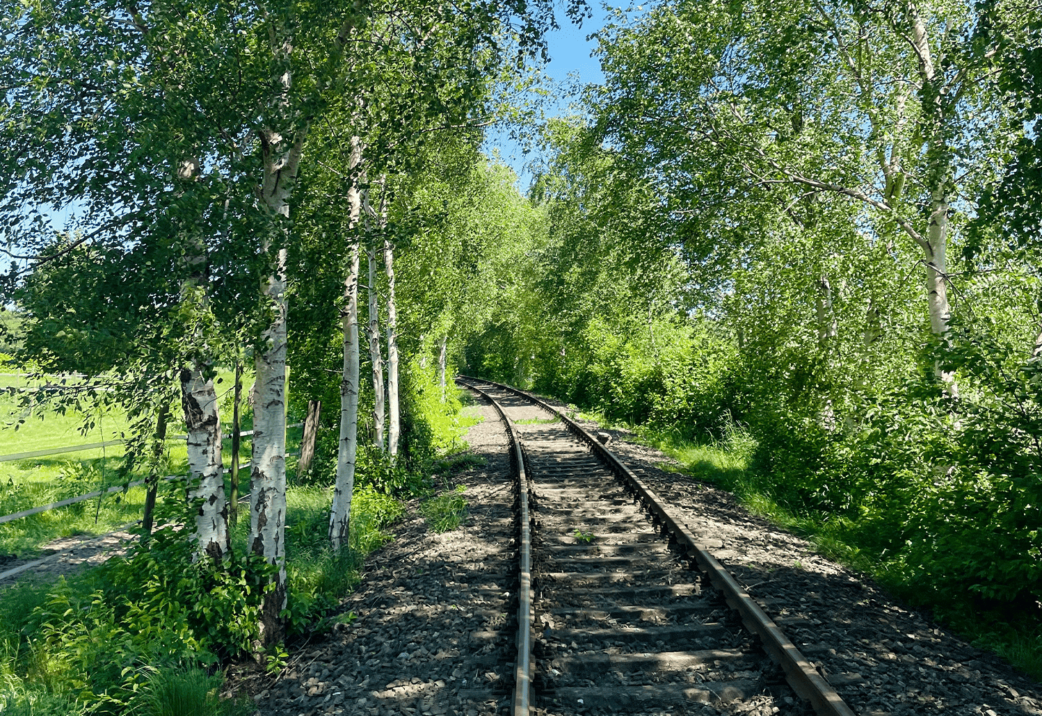 Nostalgische Ansicht einer alten Eisenbahnlinie, die zu einem beliebten Ausflugsziel für Eisenbahnfreunde geworden ist.